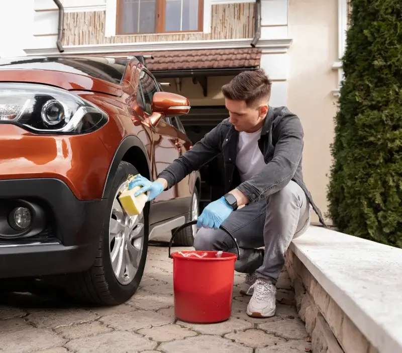 Lavage auto à domicile Coux et Bigaroque-Mouzens : professionnel intervenant sur un véhicule
